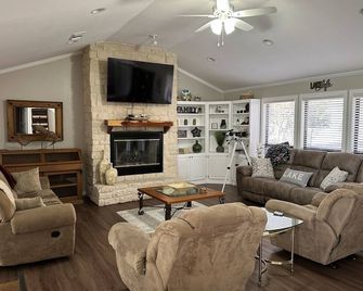 A Dream Come True Lake House - The prettiest sunset view on the lake! - Marquez - Living room