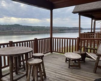 Small Lakefront Cabin - Vonore - Balcón