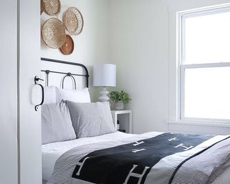 Beautiful Lakefront Property with 2 Cottages - Crooked Lake Angola, Indiana - Angola - Habitación