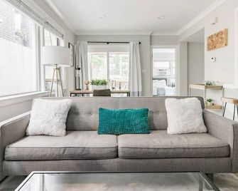 Inviting Stylish Home with Covered Patio - Chicago - Sala de estar