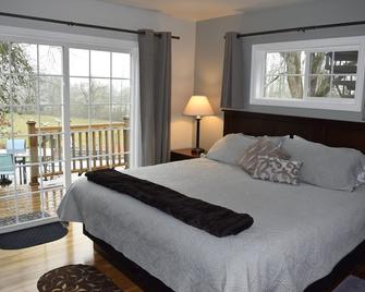 Carefully Restored Wilsonville Farmhouse next to Parks & Trails, 1 Mile to I-5 - Wilsonville - Bedroom