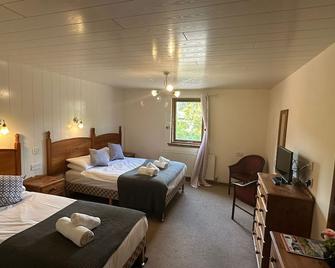 OYO Mackay's Travel Lodge Hotel - Strathpeffer - Bedroom