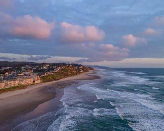 Oceanfront Family Suite - Full Kitchen - Easy Beach Access - Lincoln City - Strand