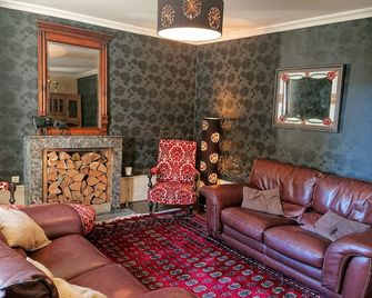 Beautiful large farmhouse with private pool set in 75 acres - Oradour-sur-Vayres - Sala de estar