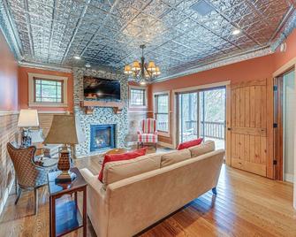 Mountain-View Georgia Cabin w/ 2 Decks - Dillard - Living room