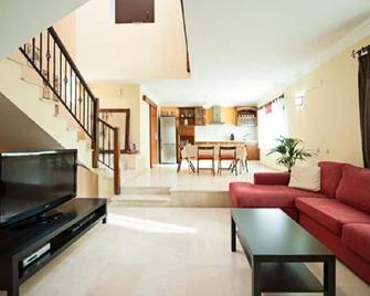 Luxury house 5 minutes from the beach for families and children - Cruce de Arinaga - Living room