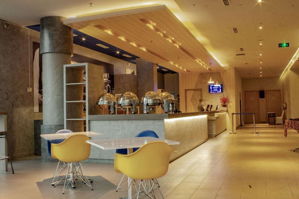 MD 7 Hotel Cirebon - Cirebon - Bar