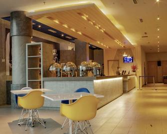 MD 7 Hotel Cirebon - Cirebon - Bar