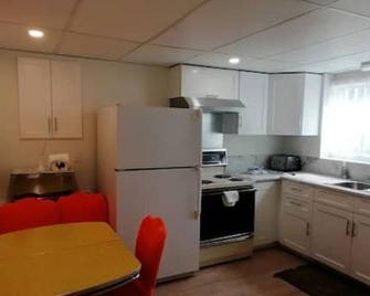 Welcome to our home. We speak English and mandarin if needed. - Kamloops - Kitchen