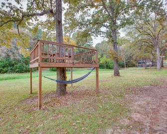 Lakefront Frankston Cabin with Dock and Fire Pit! - Coffee City - Vista del exterior