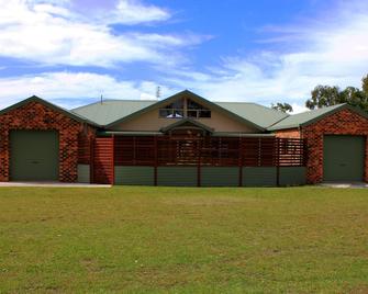 Tracks End Retreat - Grafton - Building