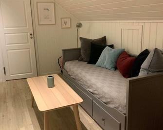 Bright and cozy apartment 1.5km from city centre - Aurlandsvangen - Living room