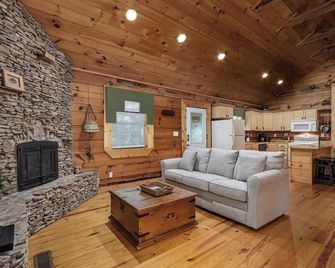 Angler cabin. This modern private studio Cabin with HOT TUB is tucked away in a wooded cove. - Tellico Plains - Living room