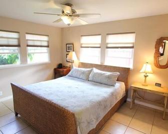 Charming. permitted cottage, short walk to Paia town & beach.\nSTPH 2013/0004 - Paia - Bedroom