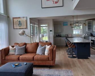 Luxurious cottage in the Heart of Shediac w/firepit, bike trail to Parlee beach! - Shediac - Huiskamer