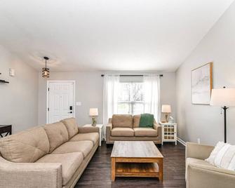 Spacious 3br Near Ruoff, Mojo Up & The Arena - Noblesville - Living room