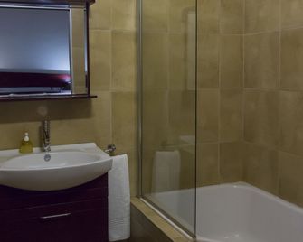 Bayswater Lodge - Bloemfontein - Bathroom