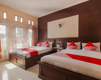 OYO 820 Abad Baru Hotel - Pangandaran - Schlafzimmer