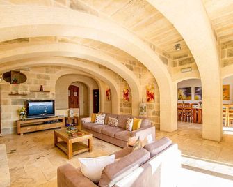 Dream by Hamlet Holiday Home - Għasri - Sala de estar