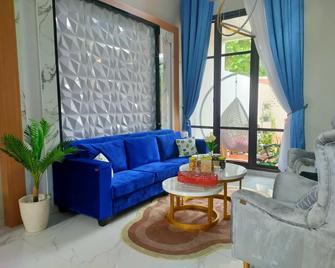 Express O 91277 Atiq Homestay Syariah - Serang - Wohnzimmer