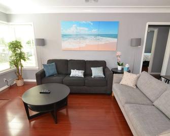 MnC’s Modern n Centrally located San Gabriel Home - San Gabriel - Ruang tamu