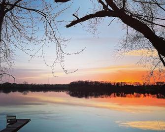 Lake home, across the street from a golf course & minutes to shopping and more! - Sauk Centre - Venkovní prostory