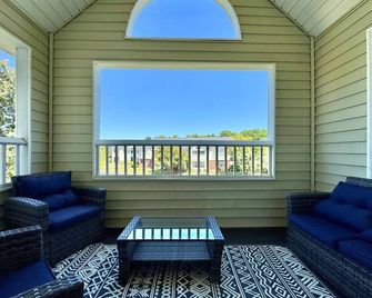 Charming 2-bedroom condo in Greenville near ECU and ECU Health - Greenville - Balcony