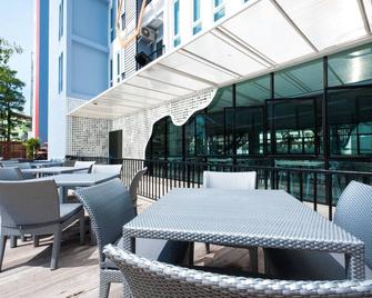 P Plus Hotel - Pattaya - Balcony