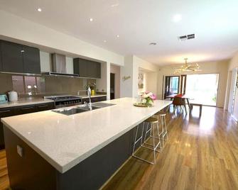 Stylish Luxe House For Big Group Near Shopping Center - Point Cook - Kitchen