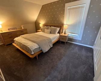 Alpine Suite - Enjoy Sunapee Lake and Ski Mountain - Sunapee - Bedroom