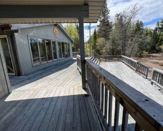 Two beautiful private cottages on Coney Island, Kenora, Lake of the Woods - Kenora - Balcony