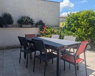 Évasion champêtre : Maison spacieuse avec terrasse, proche sites historiques et thermes - FR-1-611-2 - Anrosey - Balcón