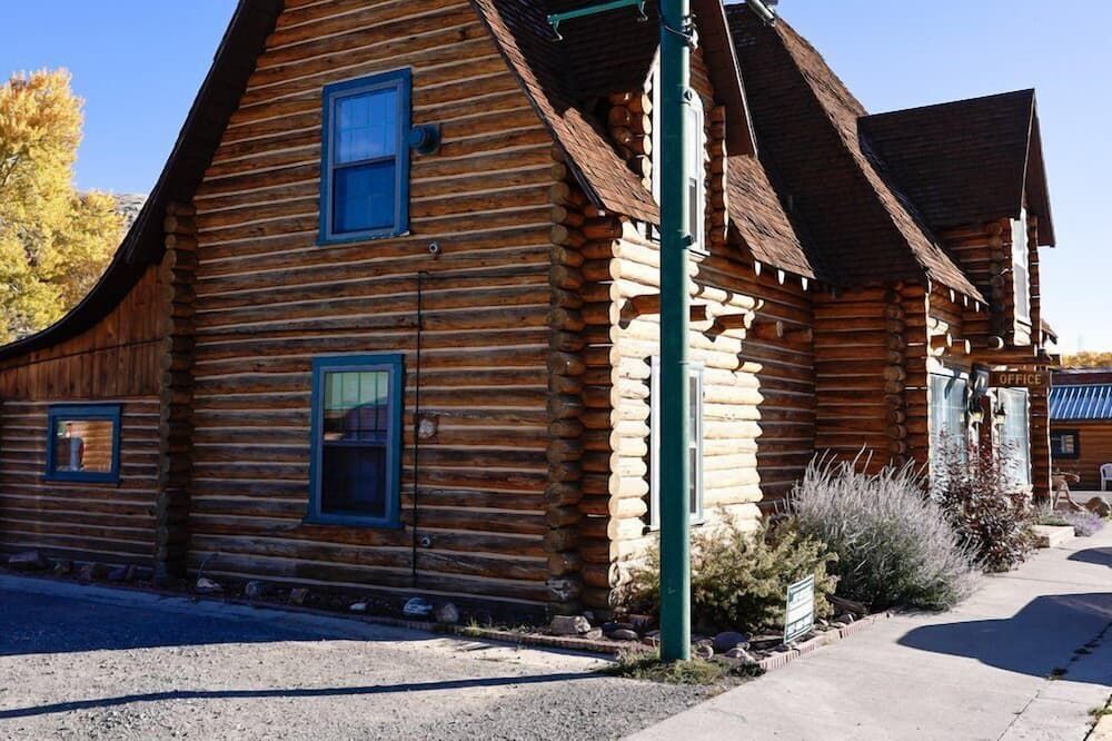 Twin Pines Lodge And Cabins