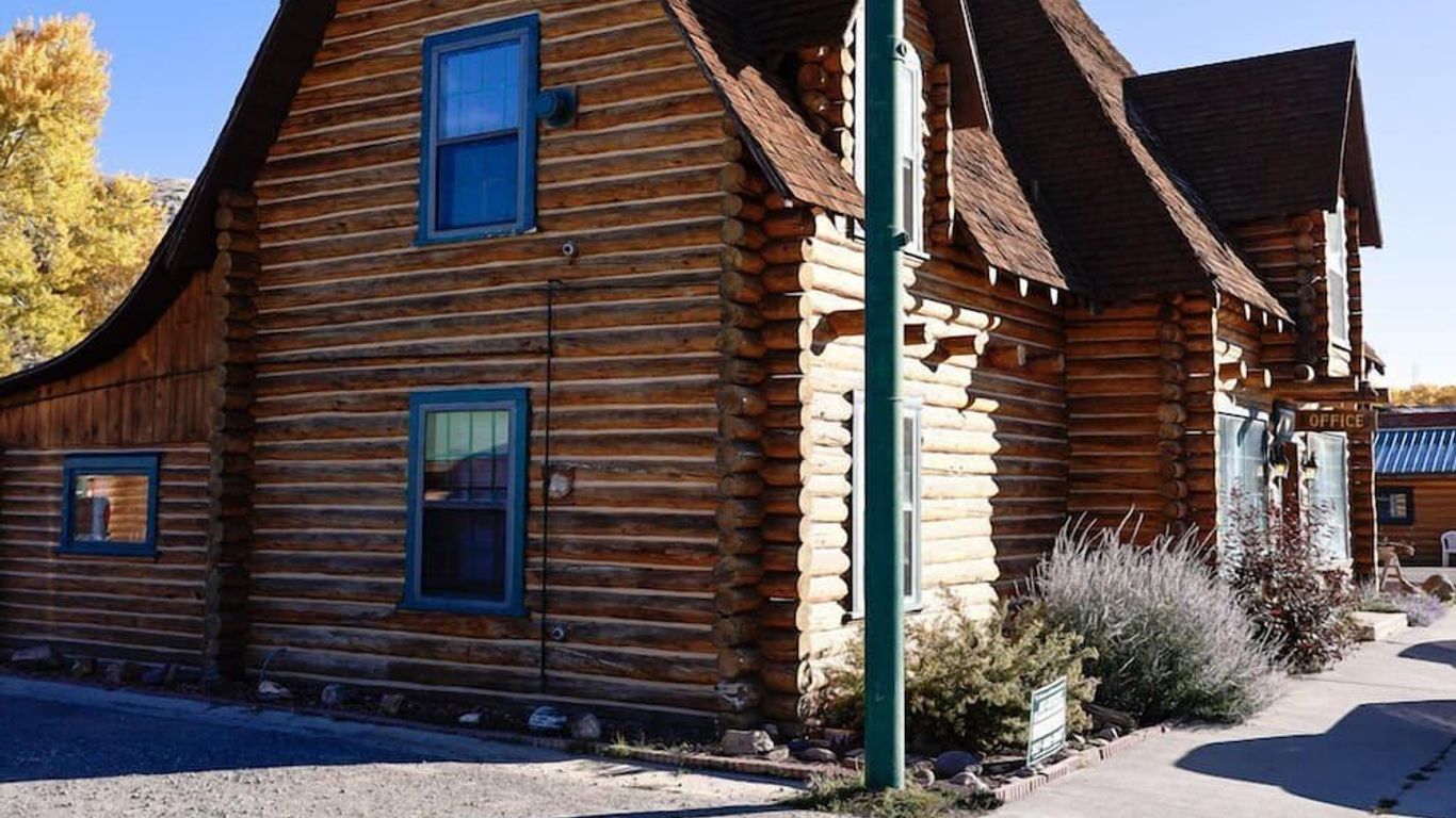 Twin Pines Lodge And Cabins