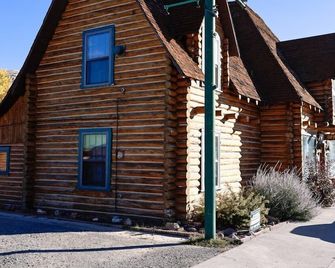 Twin Pines Lodge And Cabins - Dubois - Building