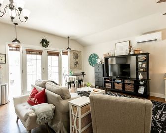 Fully Equipped Kitchen and Cozy Front Yard - Charming Cottage Escape - Fredericksburg - Sala de estar