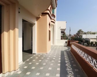 OYO Flagship 81050 Krishna Inn - Lucknow - Balcony