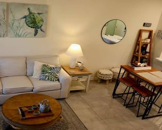 Entire Townhome Minutes from Beach and Airport - Yulee - Living room