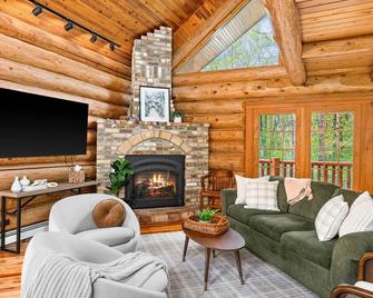 Sauna, Massage Chair, Firepit, Woods, Pet Friendly - Cloquet - Living room
