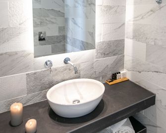 Kallos Imar Boutique Hotel - Mesaria - Bad