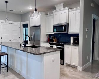 Fabulous new modern 3-bedroom house near historic downtown Denison - Denison - Küche