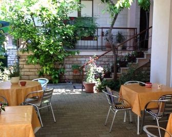 Room in Sukosan with balcony, air conditioning, WiFi 5188-8 - Sukošan - Patio