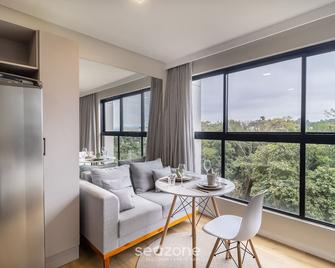 RUP - Studios Equipados em Prédio com Piscina - Blumenau - Living room