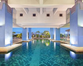 Lumire Hotel & Convention Centre - ג'קרטה - בריכה