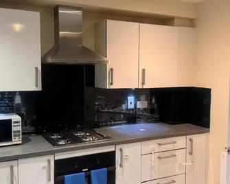 Komegloba Mega room - Manchester - Kitchen