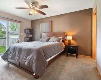 Family Getaway 2br/2ba With Sauna - Air Hockey - Bar - Waterloo - Bedroom