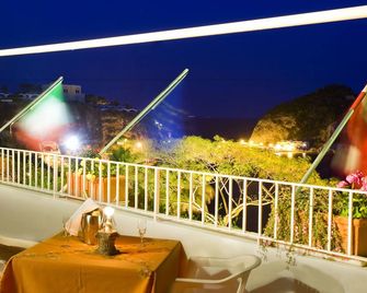 Hotel Residence S.Angelo - Serrara Fontana - Balcón