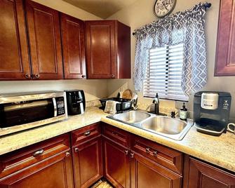 Tilted Rooster Ranch Guesthouse - 5 Minutes from Airport & 10 From Downtown - Montrose - Kitchen