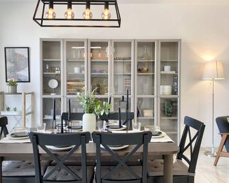 Roomy 4BR Bayit VeGan sunny 180 view balcony Apt - Jerusalem - Dining room
