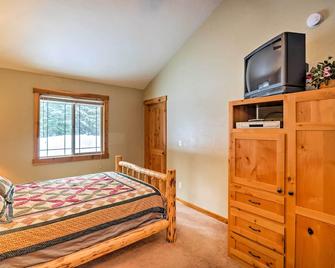 Hungry Horse Cabin 11 Mi to Glacier National Park - Hungry Horse - Bedroom